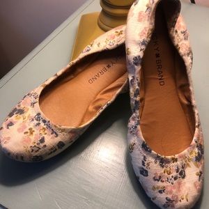 White floral LUCKY flats
